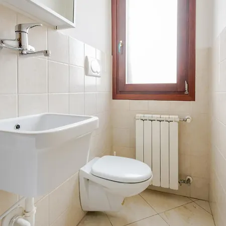 Elegant And Wide Flat 5 Min From The Train Station Apartment