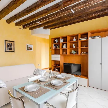 Elegant And Wide Flat 5 Min From The Train Station *