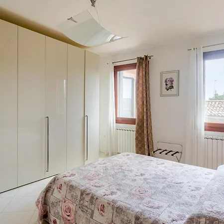 Lejlighed Elegant And Wide Flat 5 Min From The Train Station Venedig
