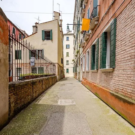 Elegant And Wide Flat 5 Min From The Train Station